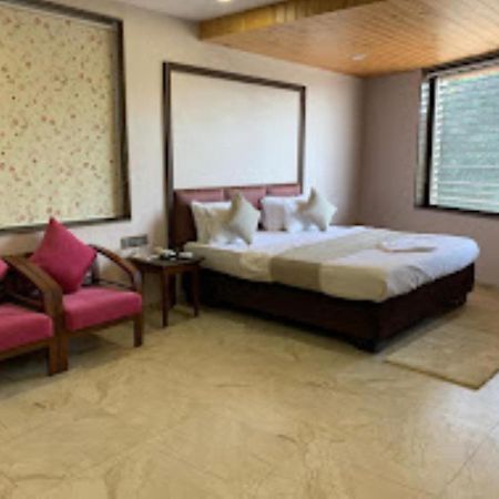 Hotel Radhe อานันด์ ภายนอก รูปภาพ