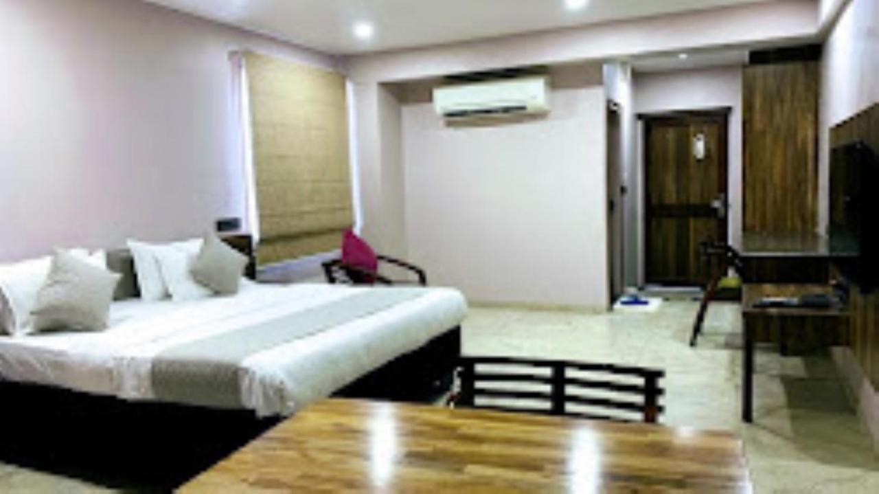 Hotel Radhe อานันด์ ภายนอก รูปภาพ