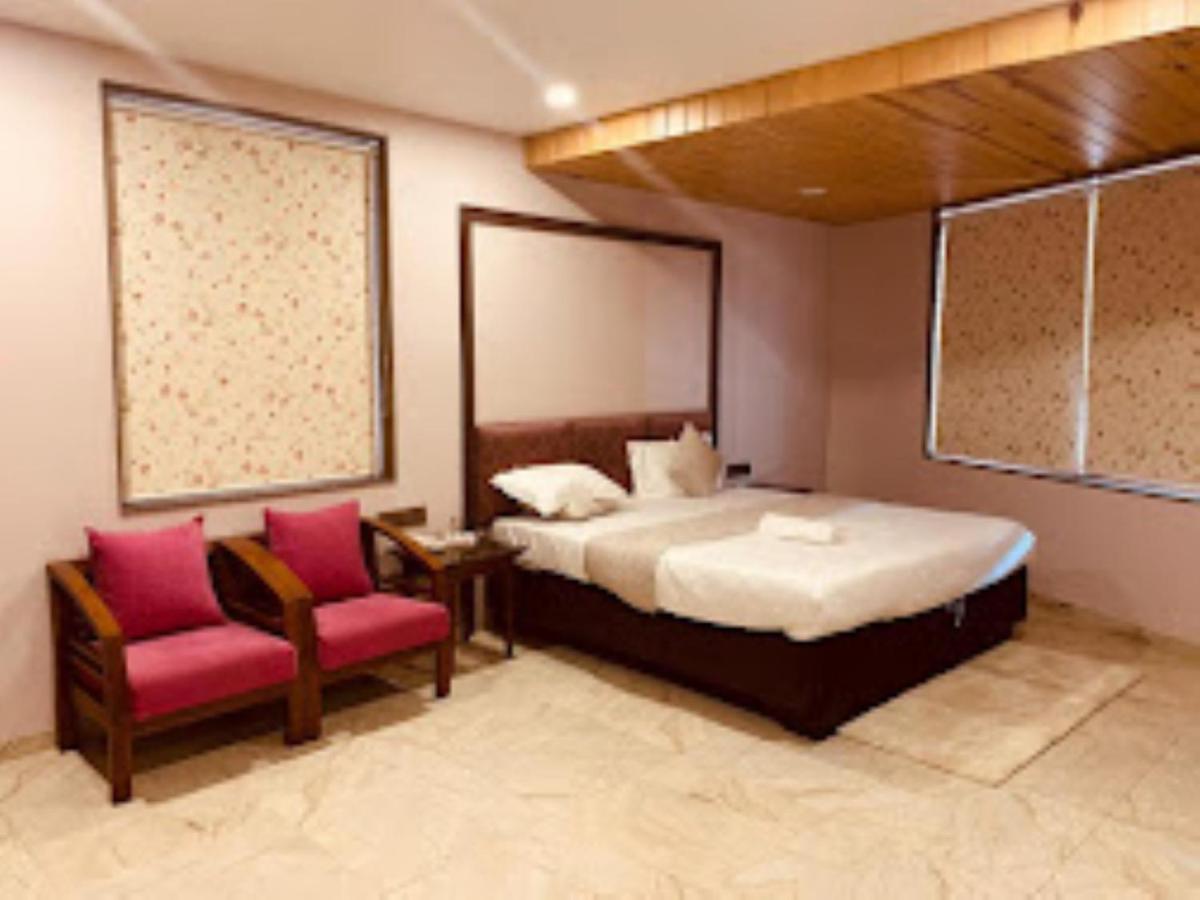 Hotel Radhe อานันด์ ภายนอก รูปภาพ