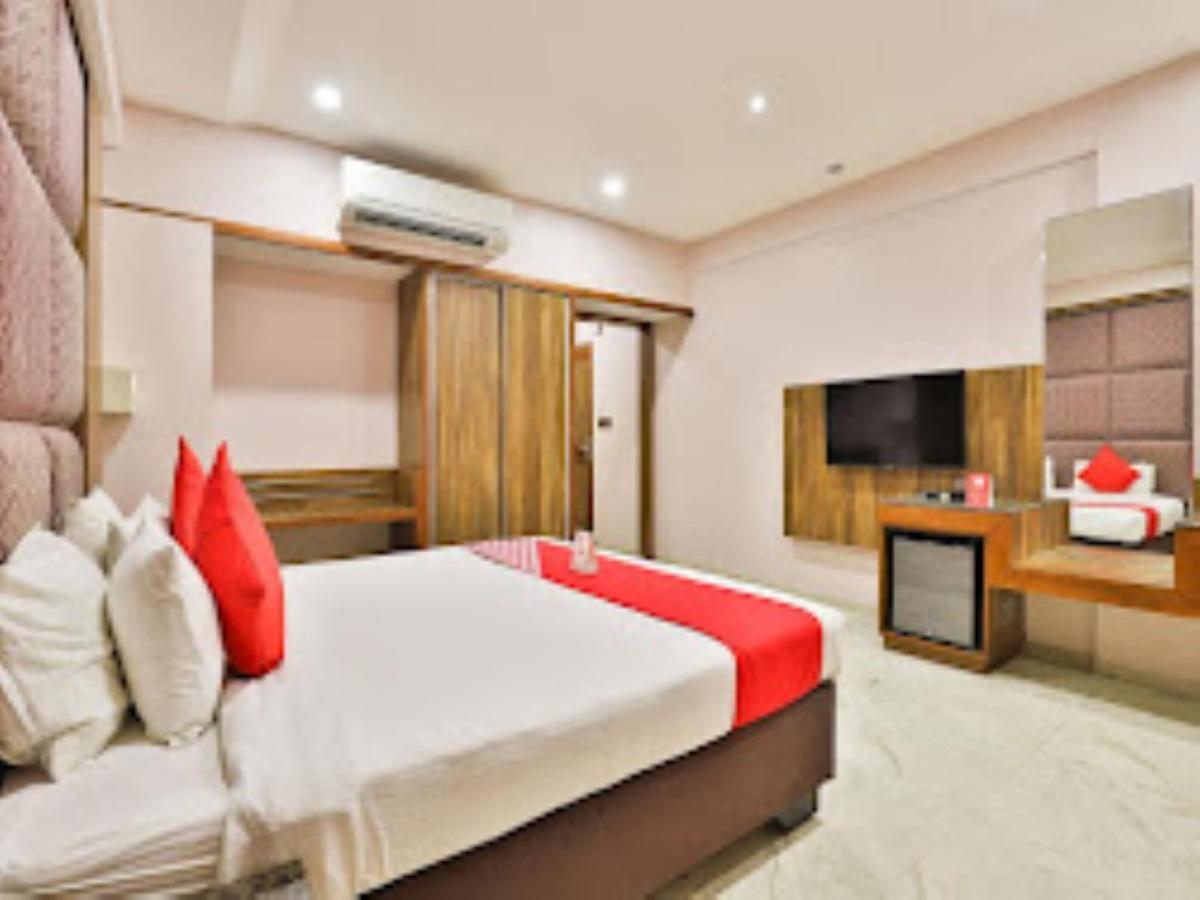 Hotel Radhe อานันด์ ภายนอก รูปภาพ